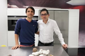 El chef Virgilio Martínez y el director de BCC, Joxe Mari Aizega