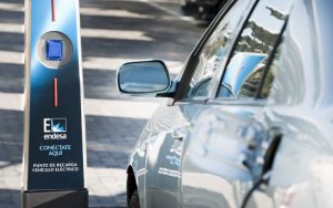 Coche eléctrico Endesa en un punto de carga