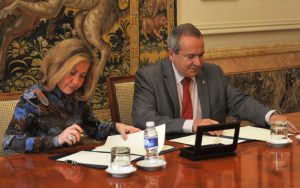 acuerdo de colaboración por el medio ambiente, La fiscal general del Estado, Consuelo Madrigal, y el presidente del CSIC, Emilio Lora-Tamayo.