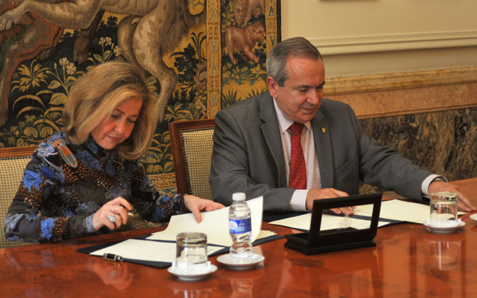 acuerdo de colaboración por el medio ambiente, La fiscal general del Estado, Consuelo Madrigal, y el presidente del CSIC, Emilio Lora-Tamayo.