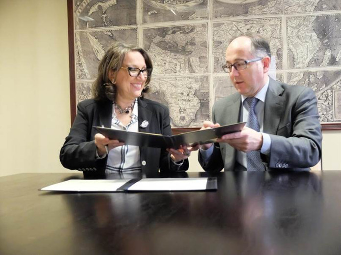 Firma entre la secretaria general Iberoamericana, Rebeca Grynspan, y el presidente de Iberia, Luis Gallego