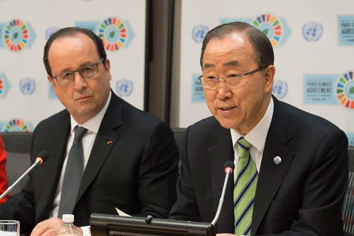 El presidente de Francia, François Hollande, y Ban Ki-moon tras la firma del Acuerdo de París. Foto: ONU/Eskinder Debebe