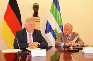 Firma del convenio entre el Gobierno alemán y CAF
