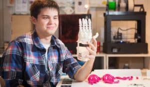 Gino Tubaro fabrica prótesis de manos ayudado por una impresora 3D