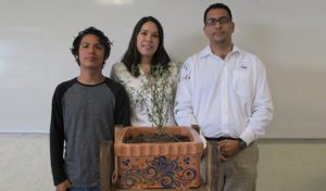 Algunos de los estudiantes de la Universidad Politécnica que han desarrollado la maceta inteligente
