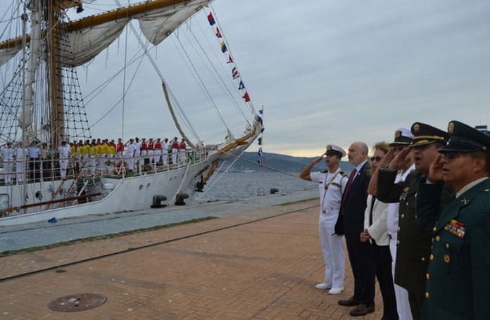 Llegada del gran velero colombiano al puerto de Vigo