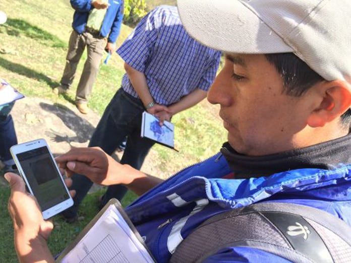 Coordinador de programa en Bolivia usando WhatsApp en su trabajo. Foto: Gastón Gertner.