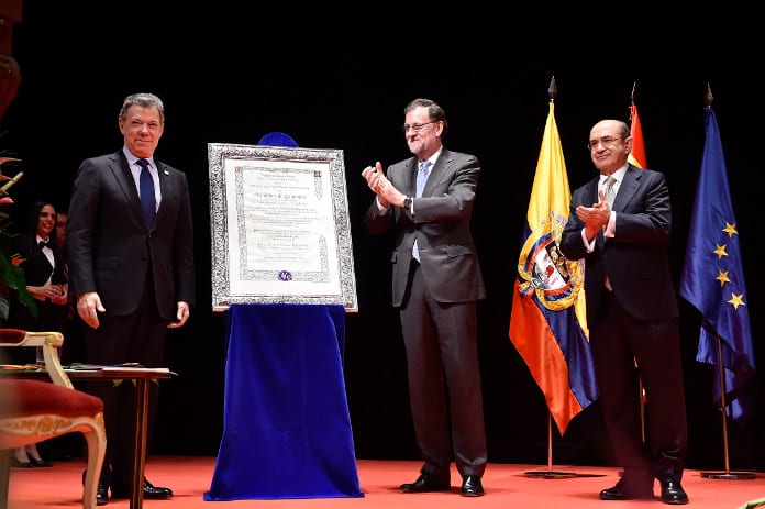 Juan Manuel Santos recibe el Premio Nueva Economía Fórum 2016 de manos de Mariano Rajoy