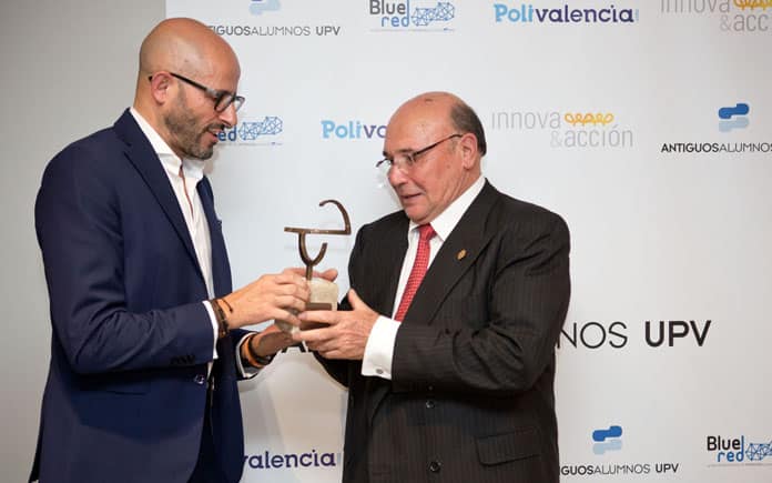 Juan Ranchal entrega el Premio Extraordinario a Justo Nieto