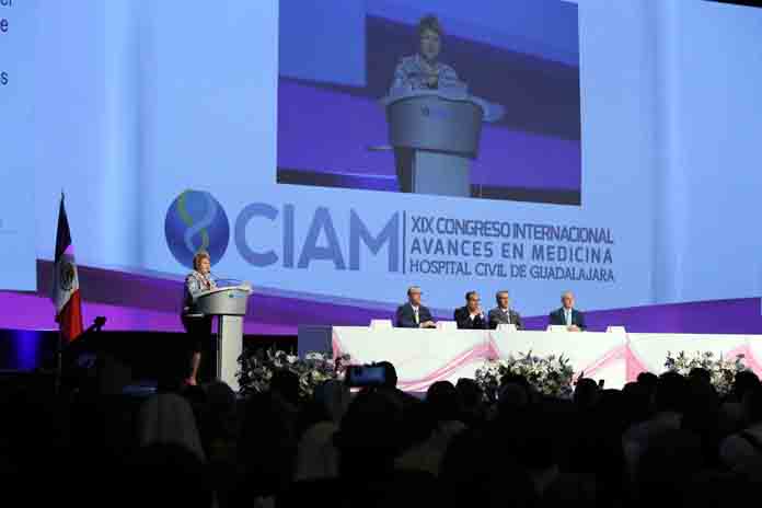 Gerry Eijkemans en el XIX Congreso Internacional Avances en Medicina (foto de www.udg.mx)