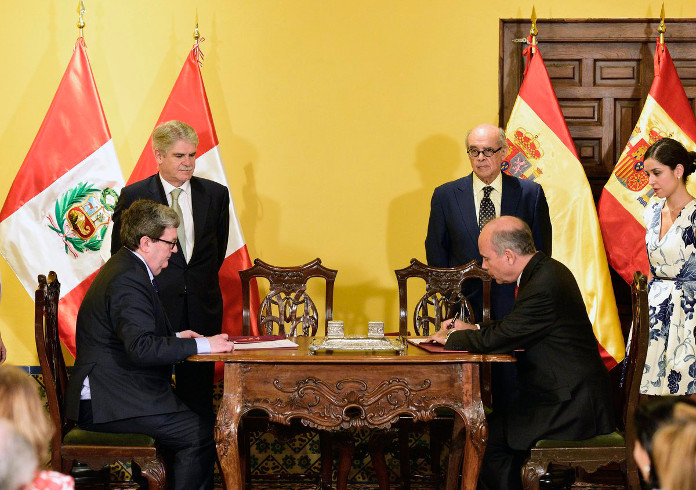 Firma del acuerdo entre Juan Manuel Bonet y Eric Edgardo Guillermo Anderson