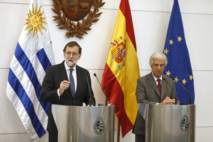 Mariano Rajoy y Tabaré Vázquez tras la reunión (foto de Moncloa/ Diego Crespo)
