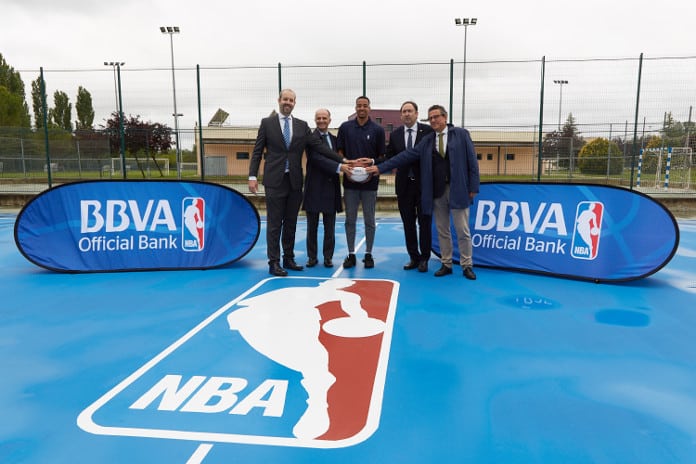 BBVA y la NBA han inaugurado la nueva cancha del Complejo Deportivo ‘Isla Dos Aguas’