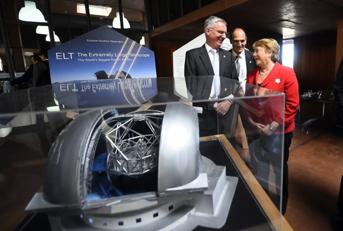 La presidenta de Chile, Michelle Bachelet, asistió al acto de colocación de la primera piedra del telescopio