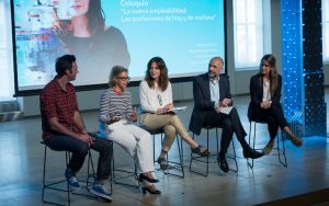 De izda a dcha: Alfonso Aznar, Pilar Llácer, Mamen Mendizábal, Javier Caparrós, Carla Martínez, durante la mesa redonda La nueva empleabilidad: las profesiones de hoy