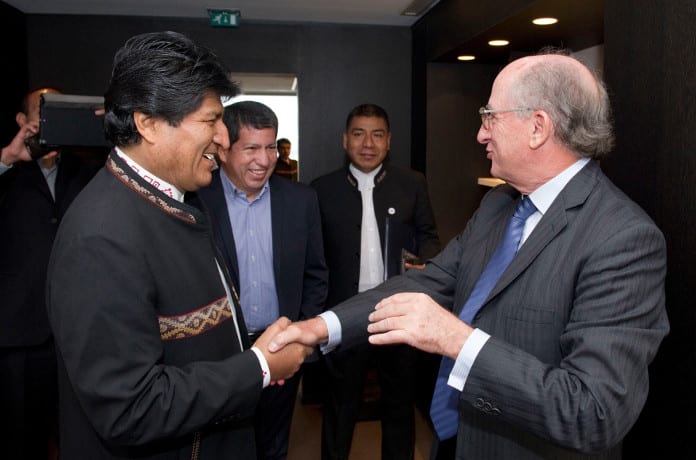 El presidente de Bolivia, Evo Morales, y el presidente de Repsol, Antonio Brufau