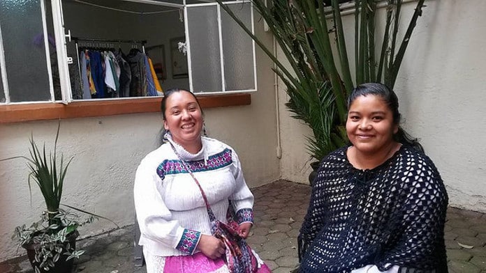 Las artesanas indígenas Elizabeth Martínez y Eulalia Cayetano