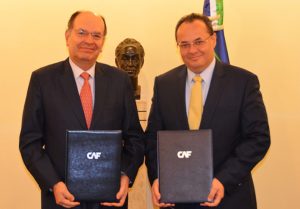 Luis Carranza y Javier Manuel Paulinich han firmado el convenio entre CAF y SELA