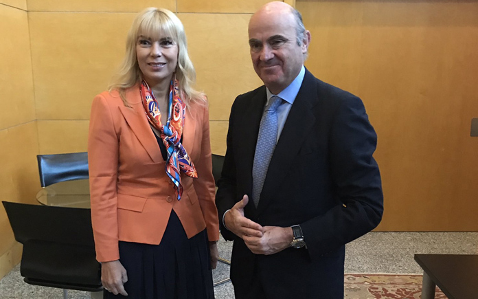 Luis de Guindos y Elzbieta Bienkowska ayer en Madrid