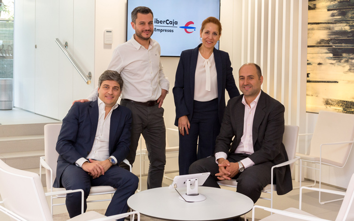 De izquierda a derecha Tiago Monteiro (Microsoft), Nacho Torre (Ibercaja), Ana Alonso (Microsoft) y Leandro Hermida (Ibercaja) esta mañana en Madrid
