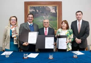 Firma del convenio entre el CICAN de la Universidad de Guadalajara (México) y el CVS de la Universidad de Concepción (Chile)