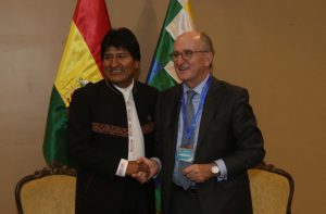 Evo Morales y Antonio Brufau, durante su encuentro de ayer en Santa Cruz de la Sierra