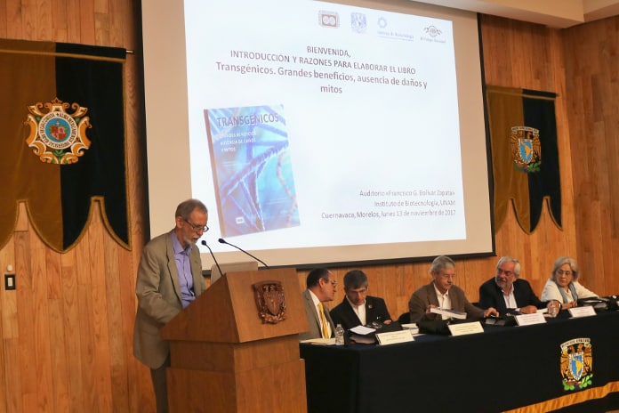 El profesor Bolívar Zapata en la presentación del libro ‘Transgénicos. Amplios beneficios, ausencia de daños y mitos’