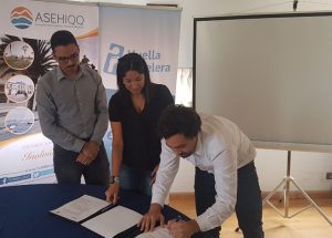Firma del convenio entre Huella Hotelera y Asehiqq (Foto de Innovacion.cl)