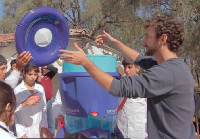 Instalación de un equipo de purificación en una de las escuelas de Argentina