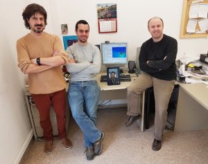Los investigadores de la UAB F. Xavier Àlvarez, Pol Torres, Àlvar Torelló (en la pantalla, en videoconferencia) y Xavier Cartoixà.