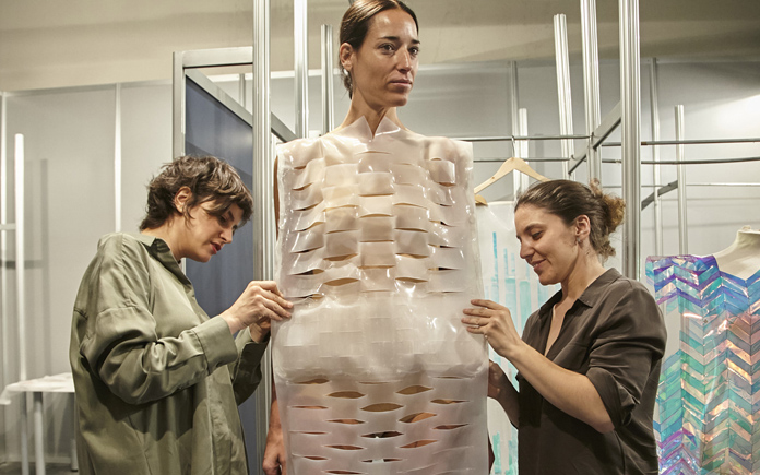 Elena Zapico (izquierda) y Raquel Buj en plena actividad