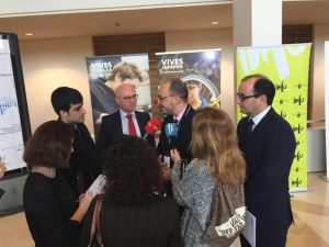 El consejero de Empresa, Juan Hernández, CEO de Hispani-American College (HAC), y el director del INFO, Joaquín Gómez.