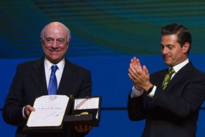 El presidente de BBVA, Francisco González, recibe la Orden Mexicana del Águila Azteca, del presidente de México, Enrique Peña Nieto