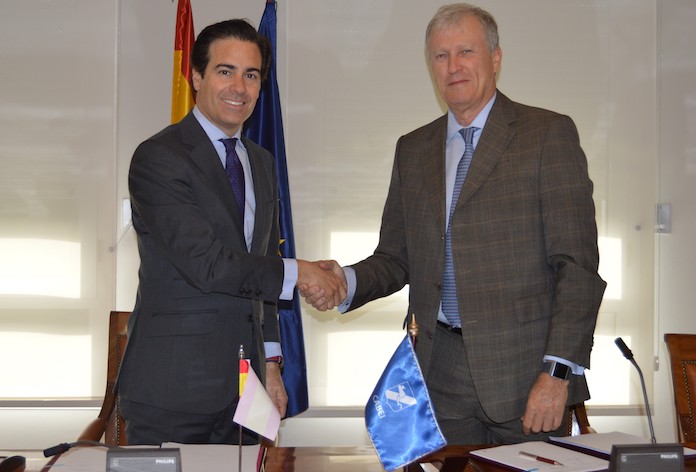 El presidente de ICO, Pablo Zalba, y el presidente ejecutivo del BCIE, Nick Rischbieth, en la firma del acuerdo