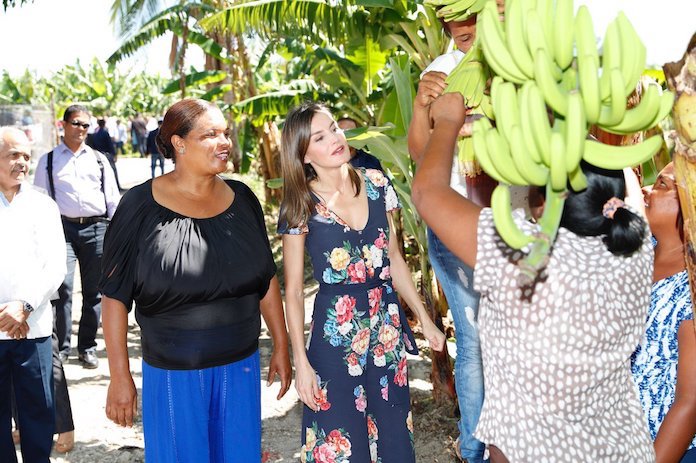 Visita de la Reina a la plantación de banano orgánico de Diana Céspedes