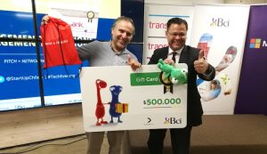Entrega del premio a Nearway como ganadora del tercer Tech Evening que Start-Up Chile