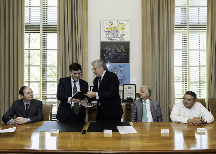 El vicepresidente de la ONCE, Alberto Durán, y el secretario General de la OEA, Luis Almagro, en la firma del convenio