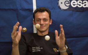 El ministro Pedro Duque durante una misión en 2004. Imagen: ESA.