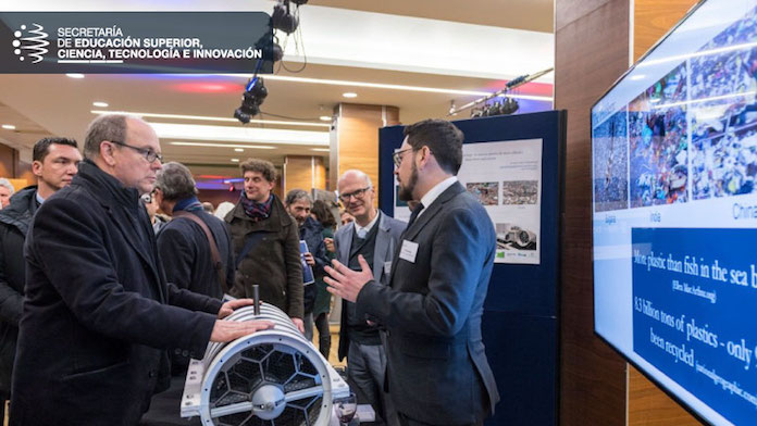 Gronneberg presenta su proyecto al Príncipe de Mónaco durante su visita al Imperial College London.