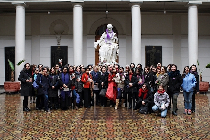 El acto concluyó con una foto en la estatua de Andrés Bello, donde las asistentes depositaron flores moradas
