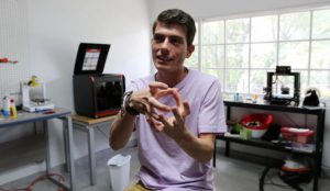 Erik Adrián Muñoz Arellano es el estudiante en Ingeniería Química que ha desarrollado la prótesis mamaria