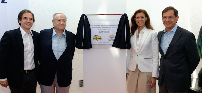 María Victoria Zingoni, directora general de Downstream; Lucas Angelini, director de Lubricantes, Asfaltos y Especialidades; Sergio Díaz Torres y Sergio Díaz Gómez, propietarios de Bardahl