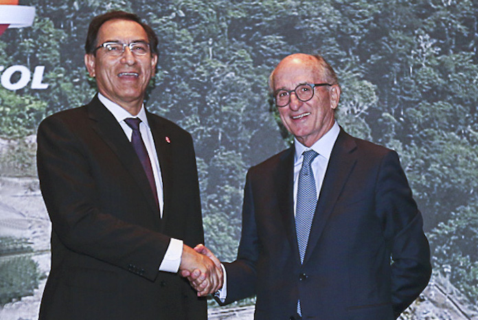 El presidente de Perú, Martín Vizcarra, y el presidente de Repsol, Antonio Brufau.