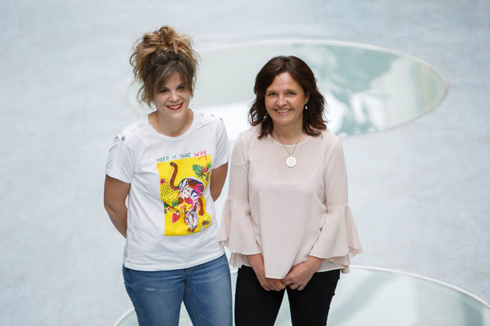 Las investigadoras Andrea Ollo (izq.) y Salomé Goñi posan en el edificio de los Madroños de la UPNA