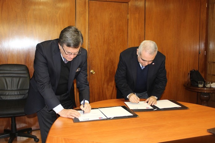 El director del IICA, Manuel Otero, y el subsecretario de Agricultura de Chile, Alfonso Vargas, han firmado el acuerdo