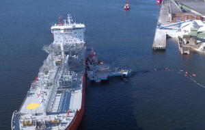 DirectLinkLNG es un sistema flotante que permite la descarga de gas natural licuado de barco a tierra