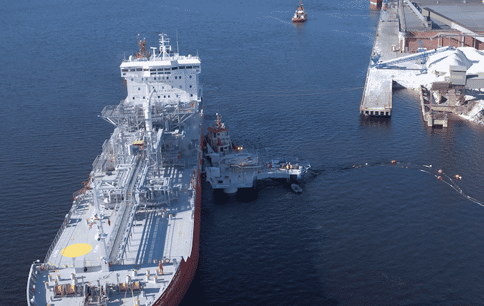 DirectLinkLNG es un sistema flotante que permite la descarga de gas natural licuado de barco a tierra