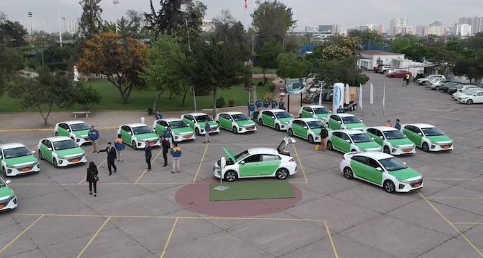 Los primeros taxis eléctricos de Chile circulan por las calles de Santiago