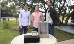 Equipo del CUTonalá, de la Universidad de Guadalajara, que ha desarrollado el concentrador solar