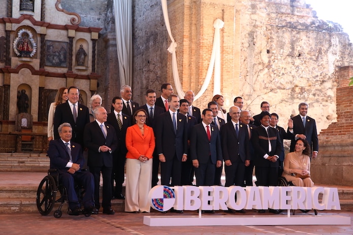 Foto de familia de los mandatarios asistentes a la XXVI Cumbre Iberoamericana (Moncloa / Fernando Calvo)